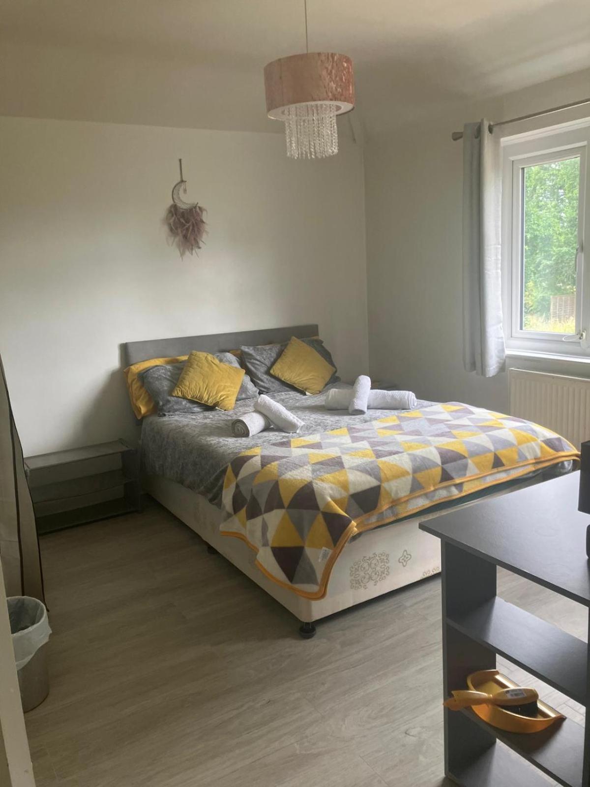 Welcoming Home Close to Transport Links