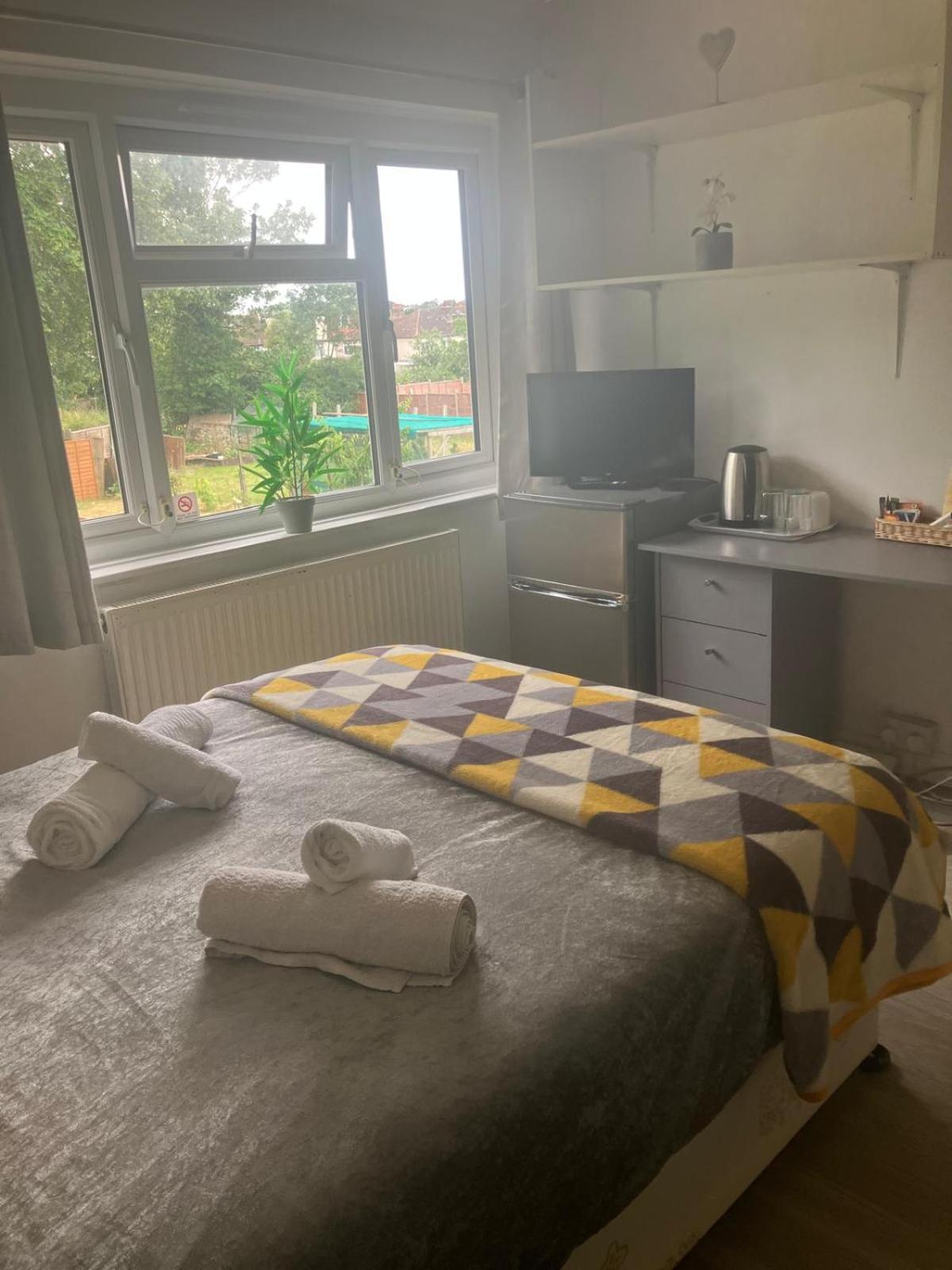 Welcoming Home Close to Transport Links