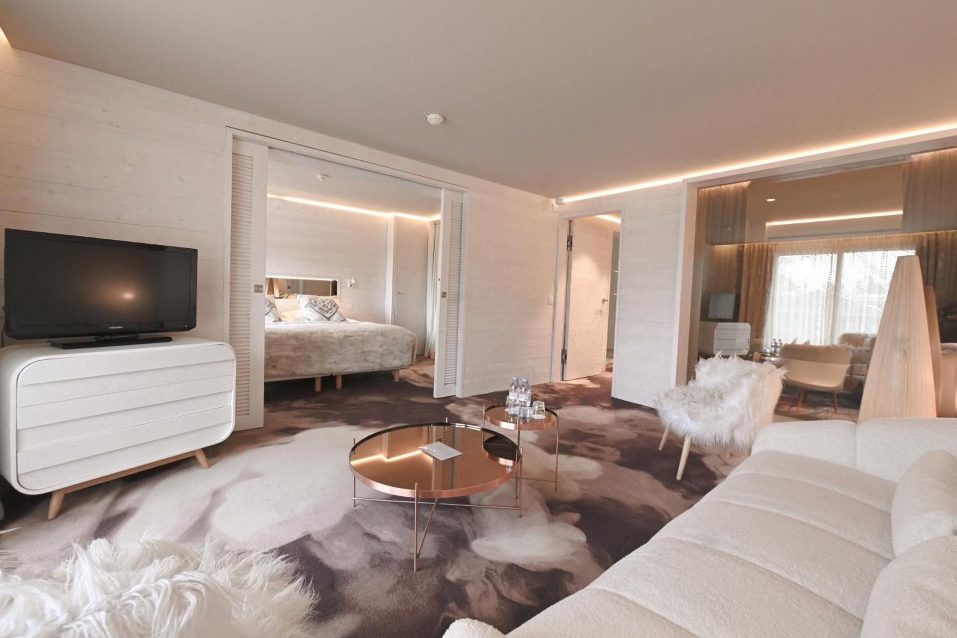 Family Two-Bedroom Suite with Mountain View