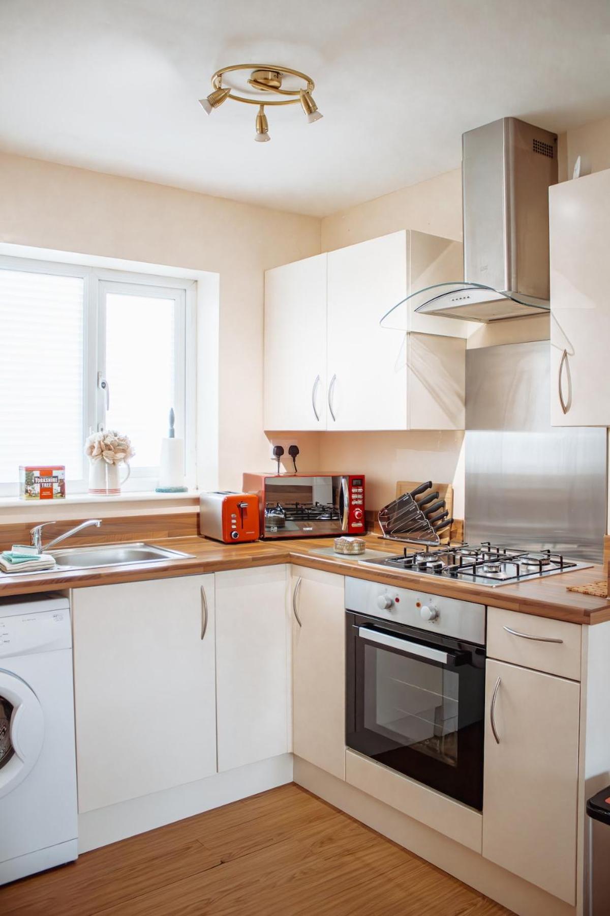 Spacious Holiday Home with Free Parking