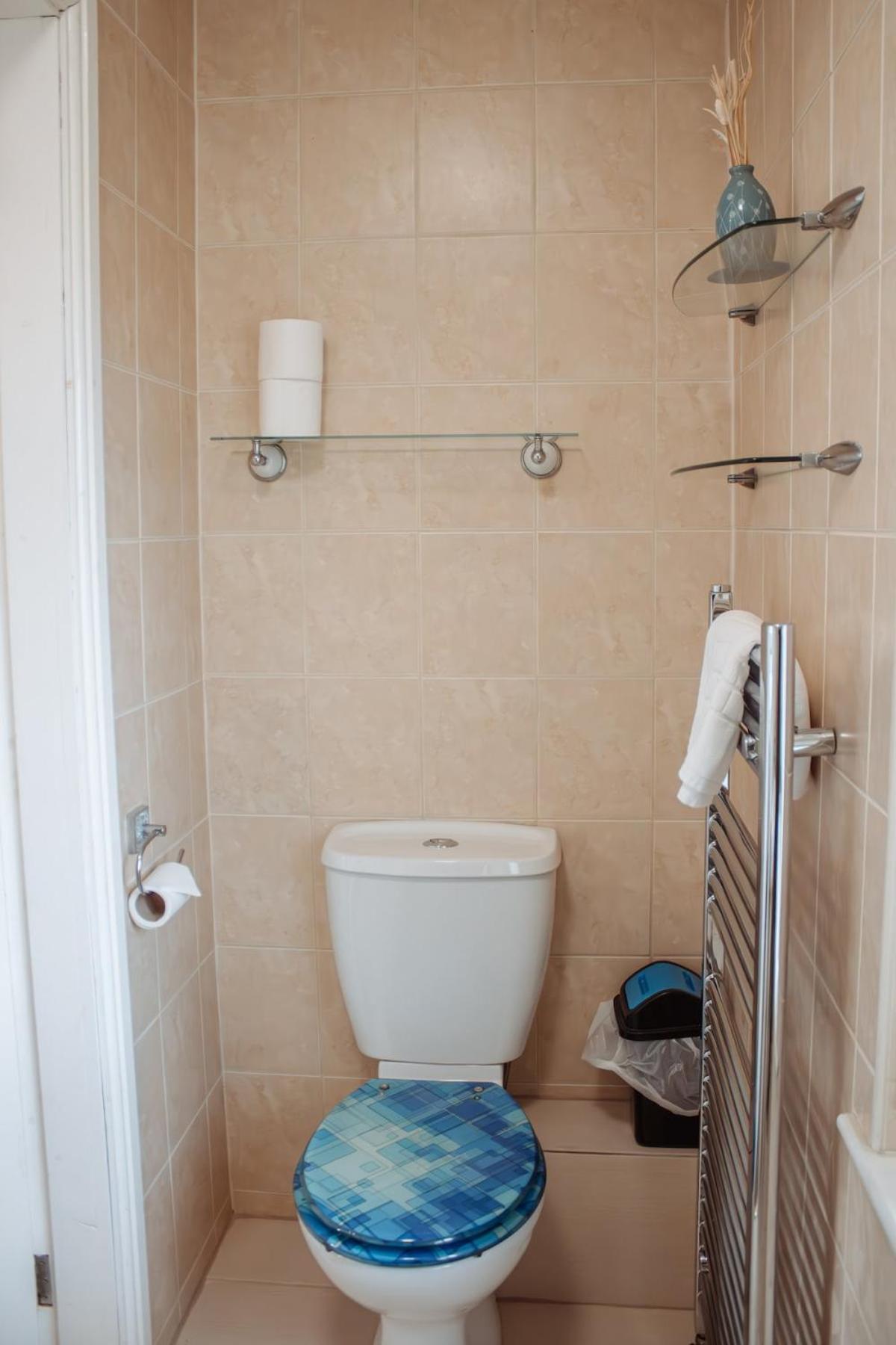 Spacious Holiday Home with Free Parking