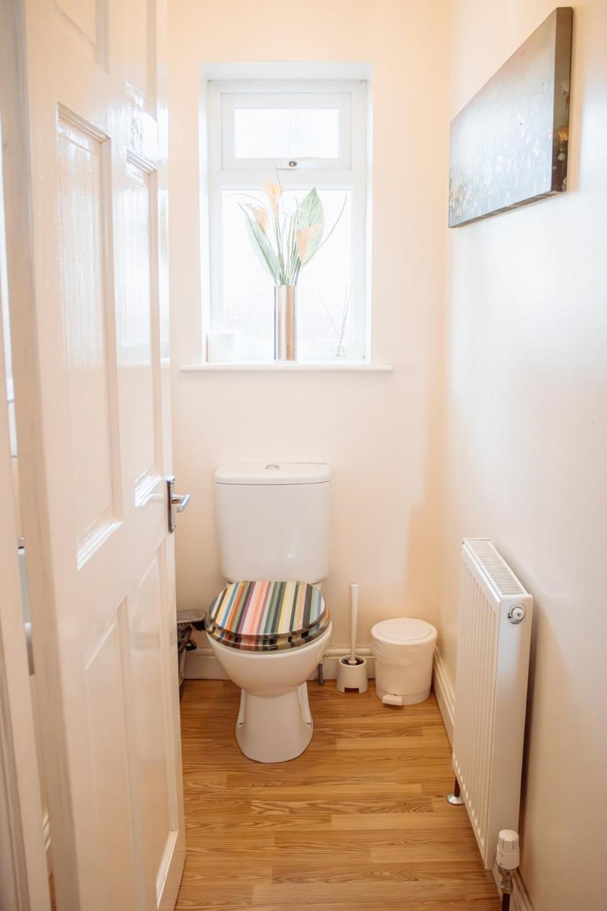 Spacious Holiday Home with Free Parking