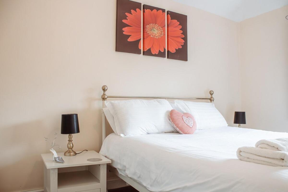 Spacious Holiday Home with Free Parking