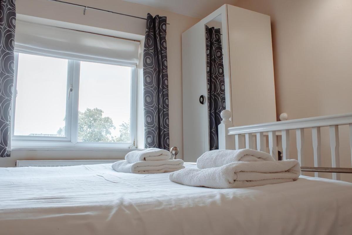 Spacious Holiday Home with Free Parking