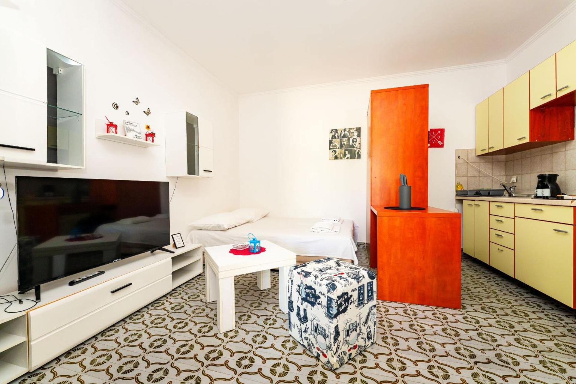 Dorothealy Apartments with Garden and Pool