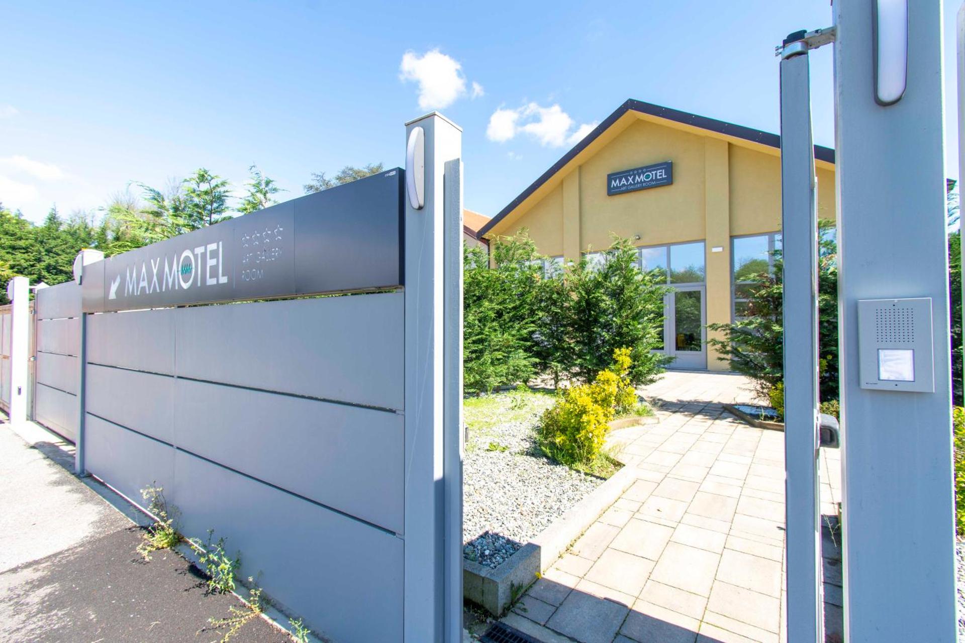 Max Motel - Art Gallery Room