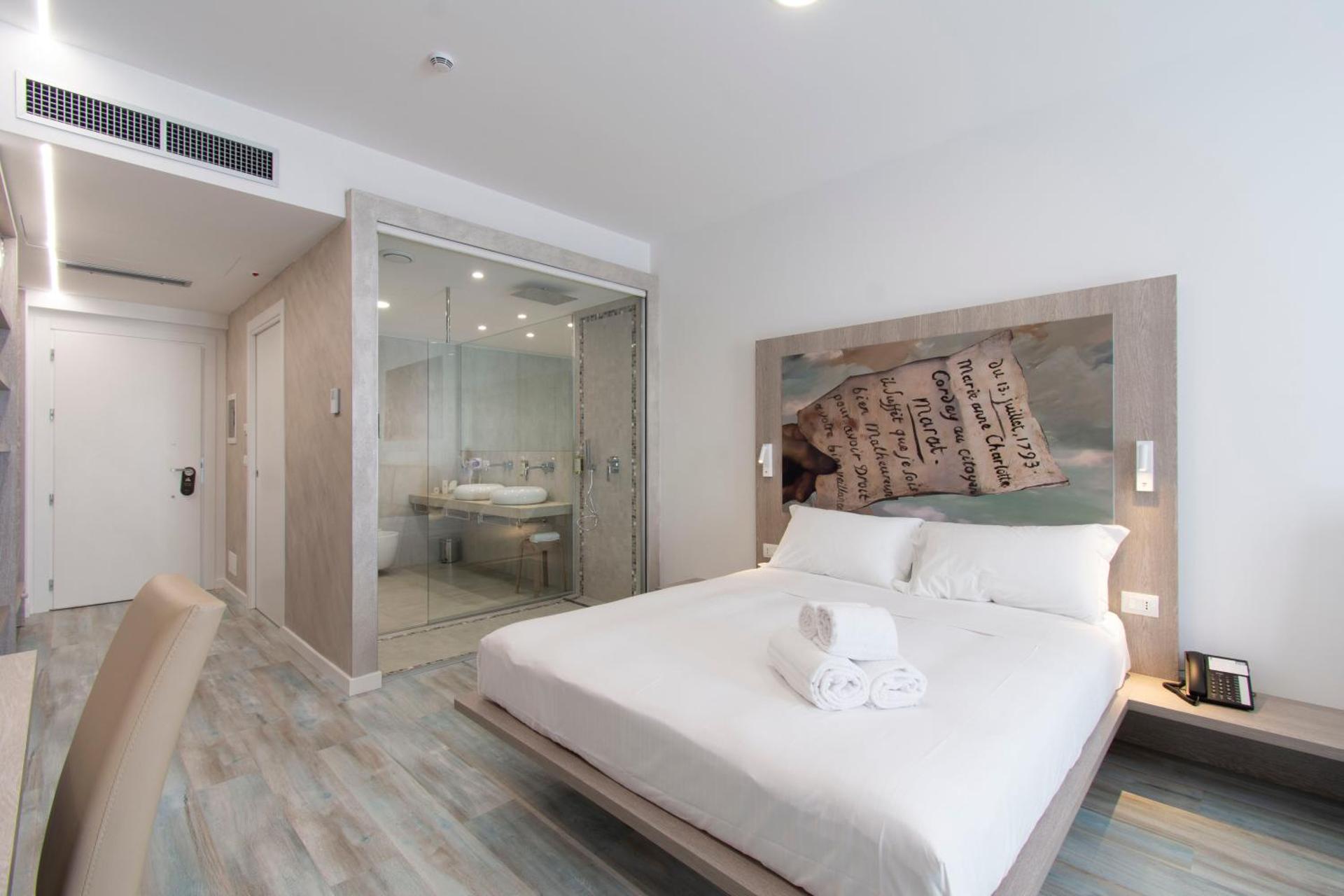 Max Motel - Art Gallery Room