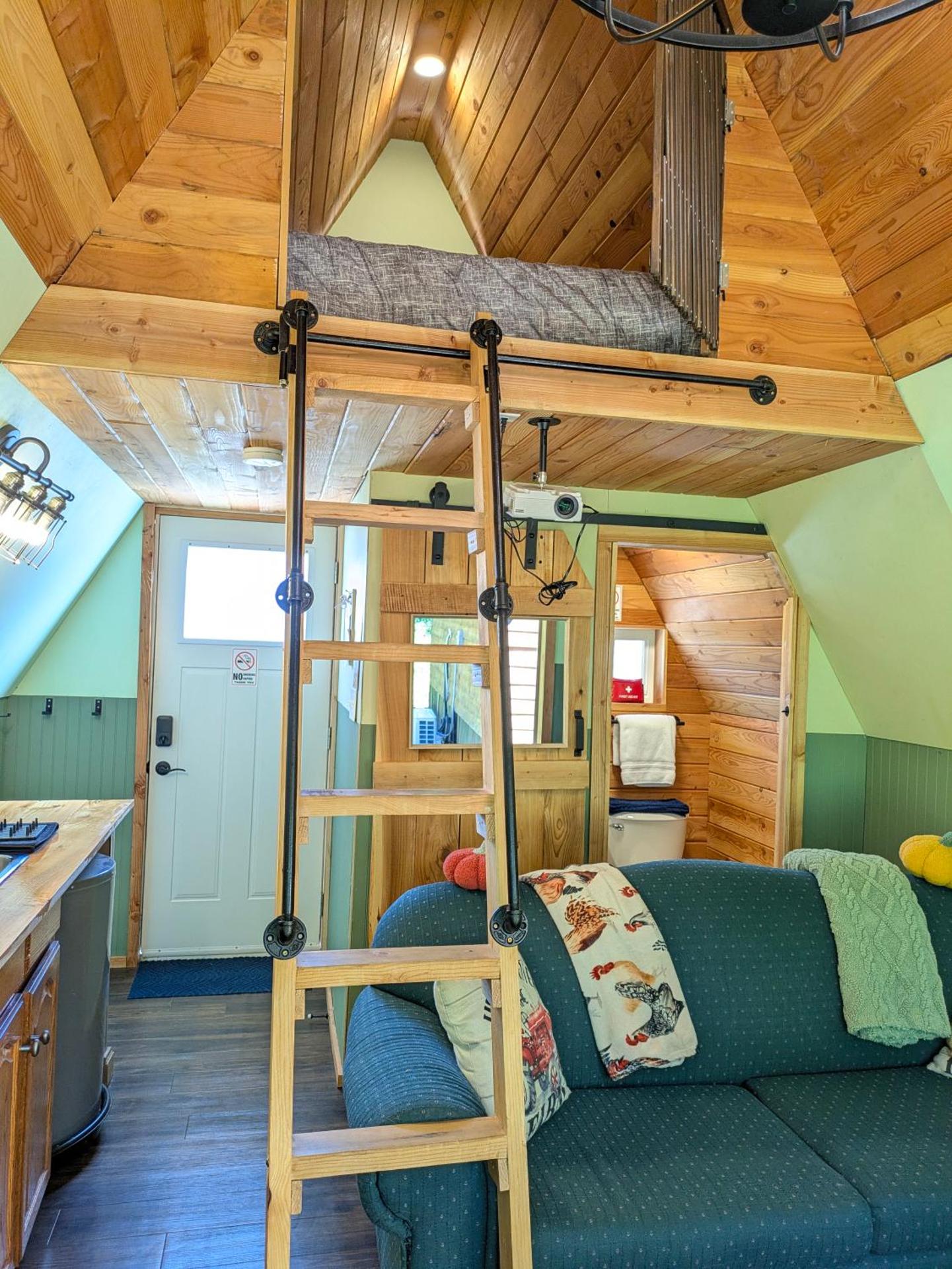 Farmhouse cabin on 33 acre farm