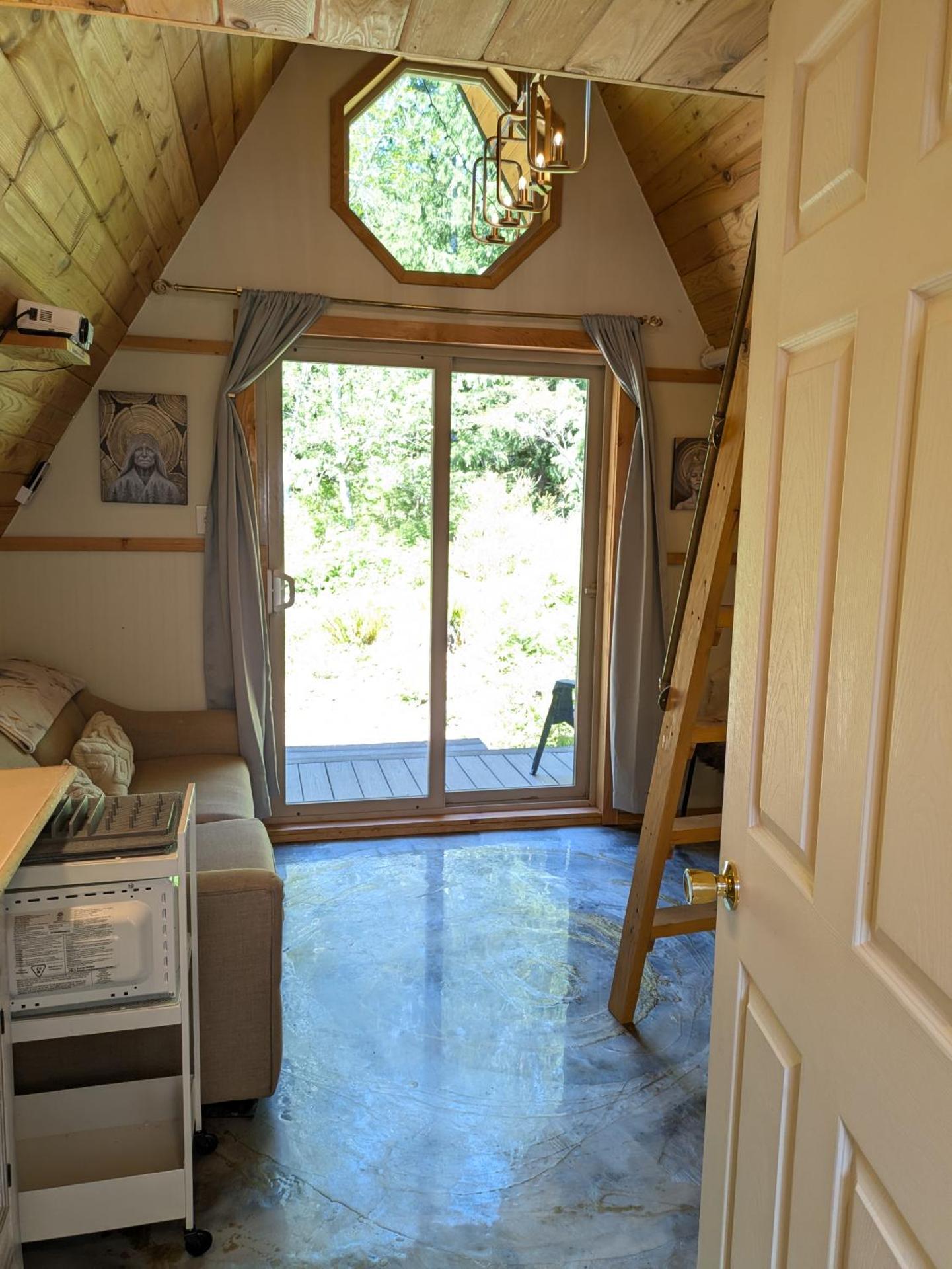 Tree Ring Cabin on 33 Acre Farm