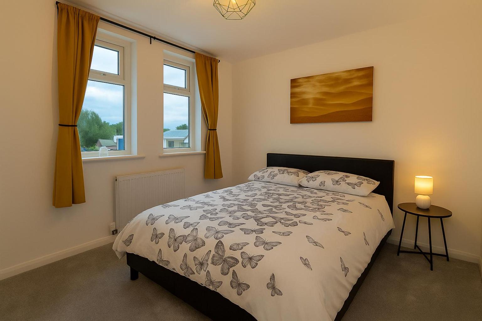 New Stylish Modern Home & Free Parking!