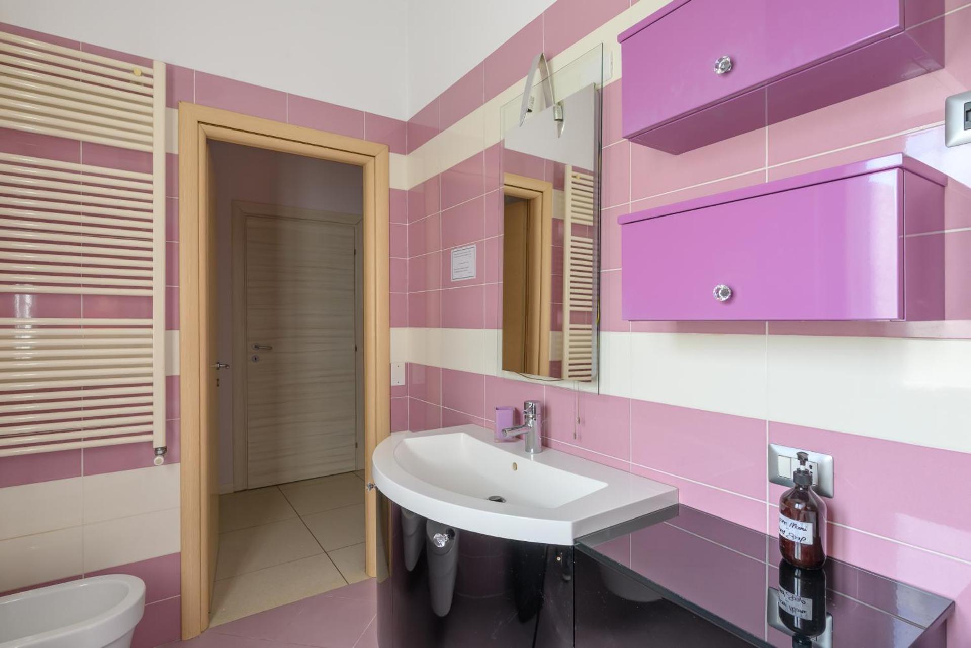 Stay in style - vibrant condo in San Giovanni Lupatoto