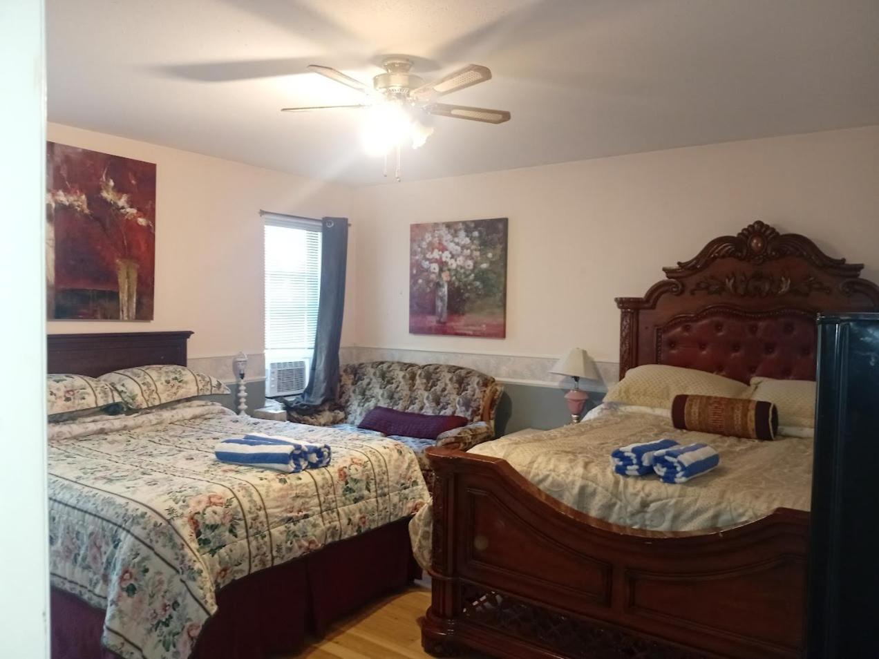 The Breakfast Suite with 2 Queen beds in Fraser Valley Getaway R1