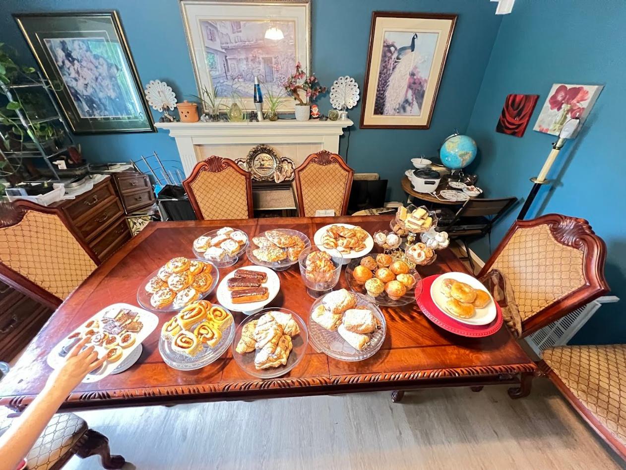 The Breakfast Suite with 2 Queen beds in Fraser Valley Getaway R1