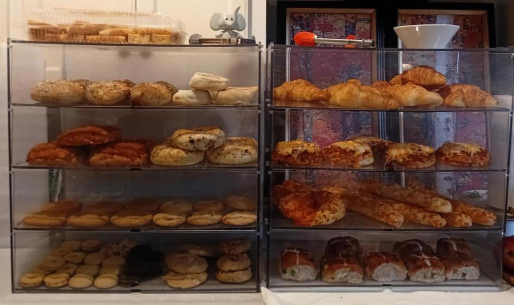 The Breakfast Suite with 2 Queen beds in Fraser Valley Getaway R1