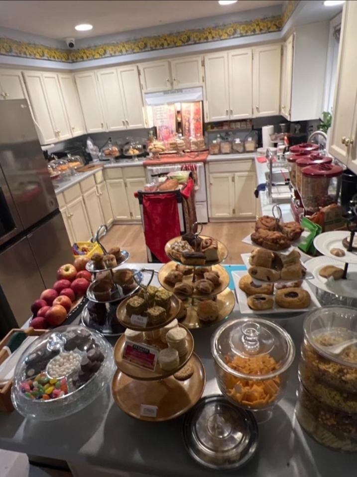 The Breakfast Suite with 2 Queen beds in Fraser Valley Getaway R1