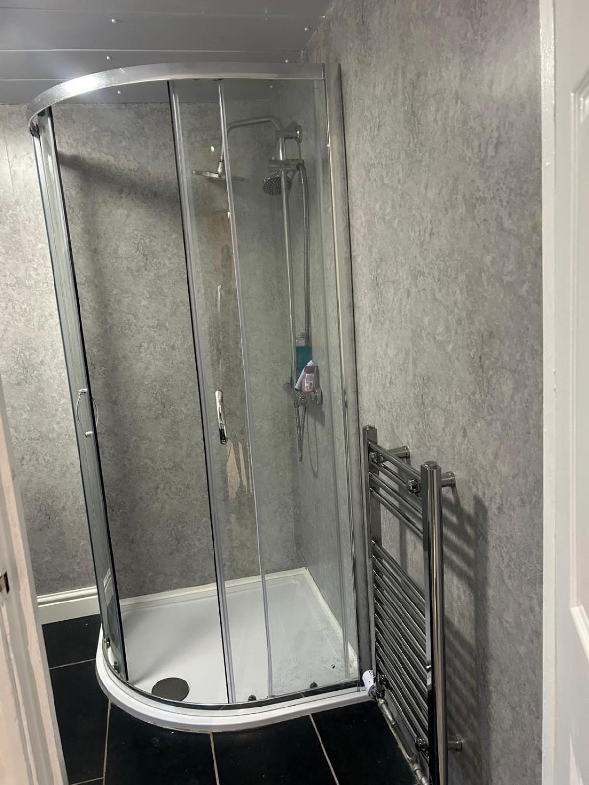 Family Contractor Modern Home Sleeps 7 Free parking