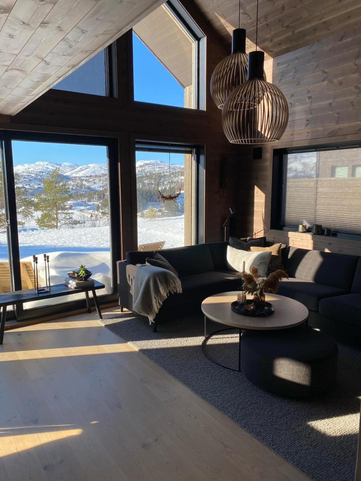 Flott nyere hytte i Sirdal med fantastisk utsikt og solforhold