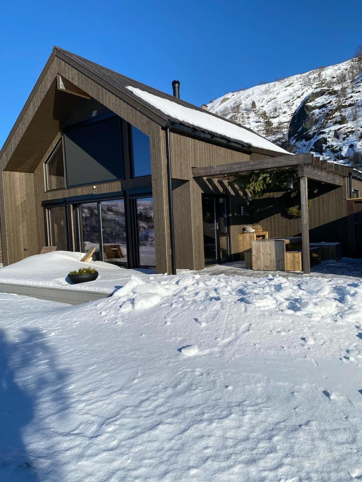 Flott nyere hytte i Sirdal med fantastisk utsikt og solforhold