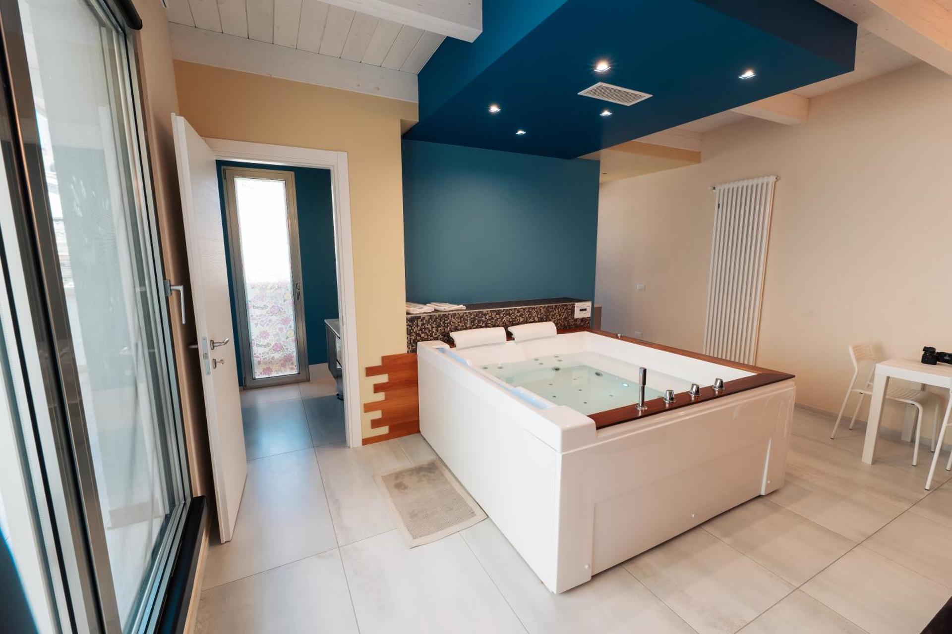 Værelse med kingsize-seng og spabad