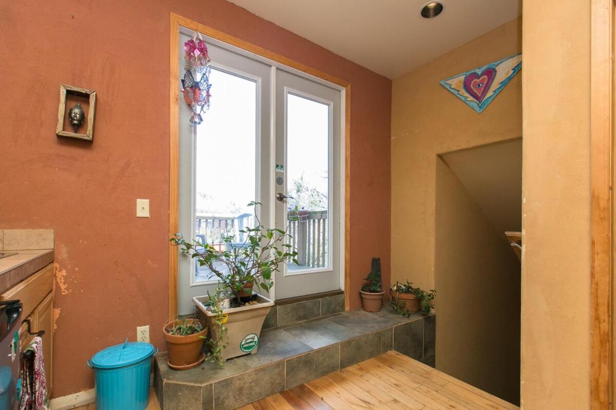 The Birdhouse Sweet suite! Downtown Roof top deck!