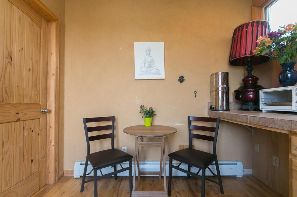 The Birdhouse Sweet suite! Downtown Roof top deck!