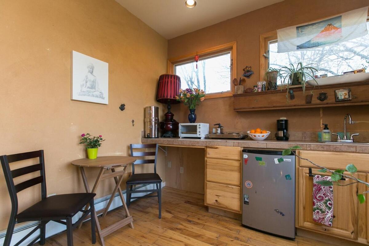 The Birdhouse Sweet suite! Downtown Roof top deck!