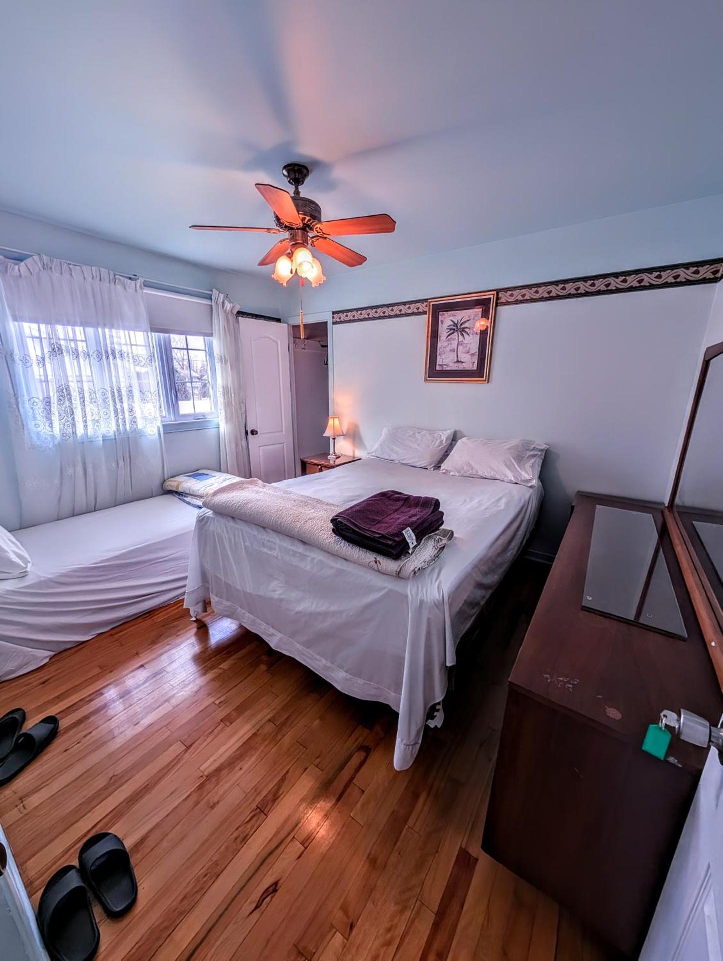 2 beds in a private room B with a free parking -15 min from downtown