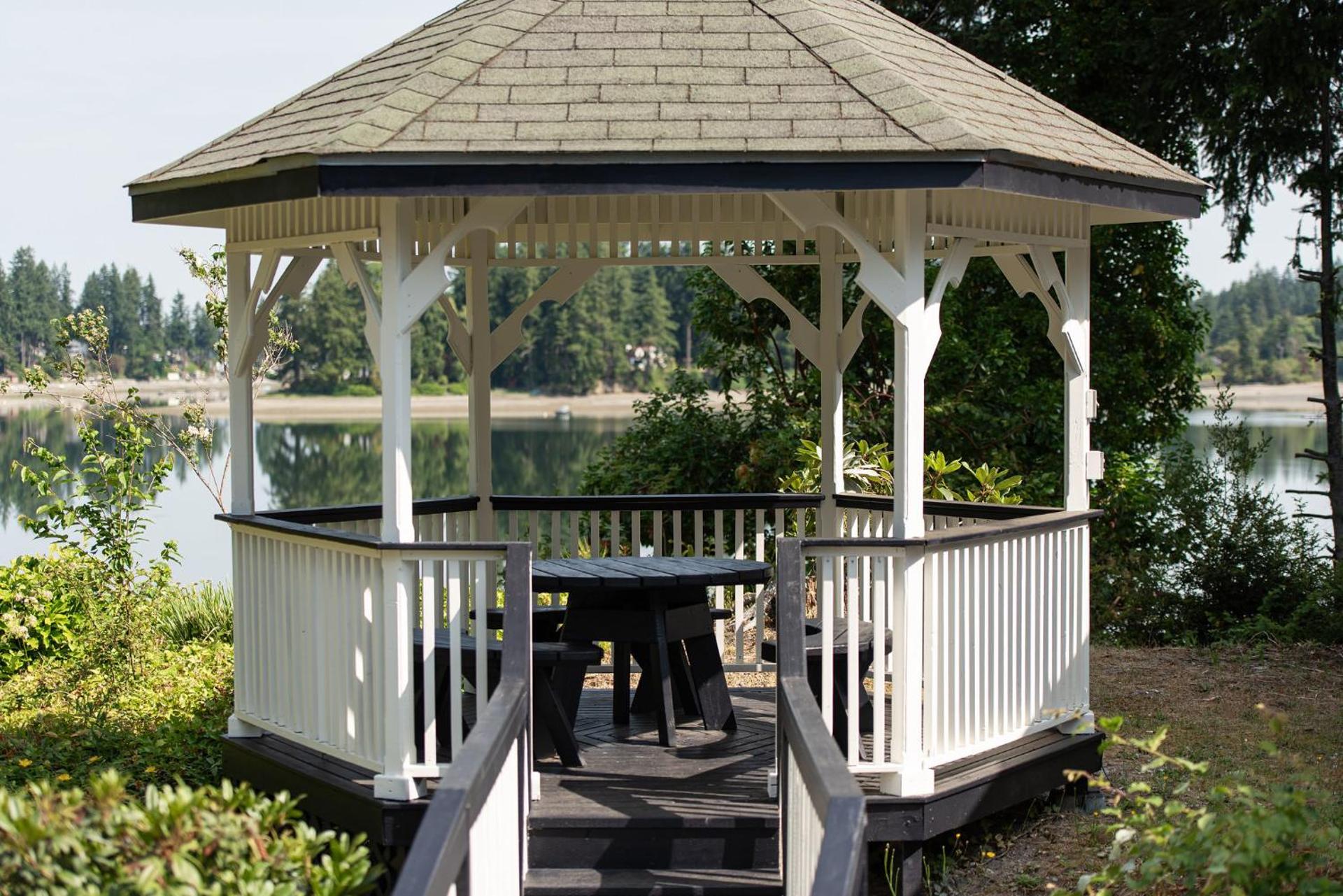 Oyster Bay Inn & Suites