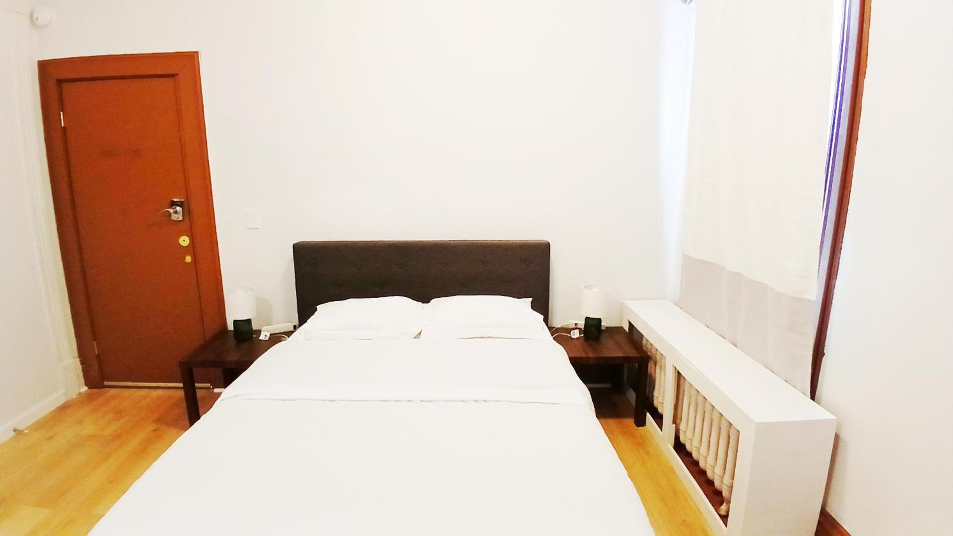 King-bed room with private bath -FREE WIFI-Self check in- New London-Mystic