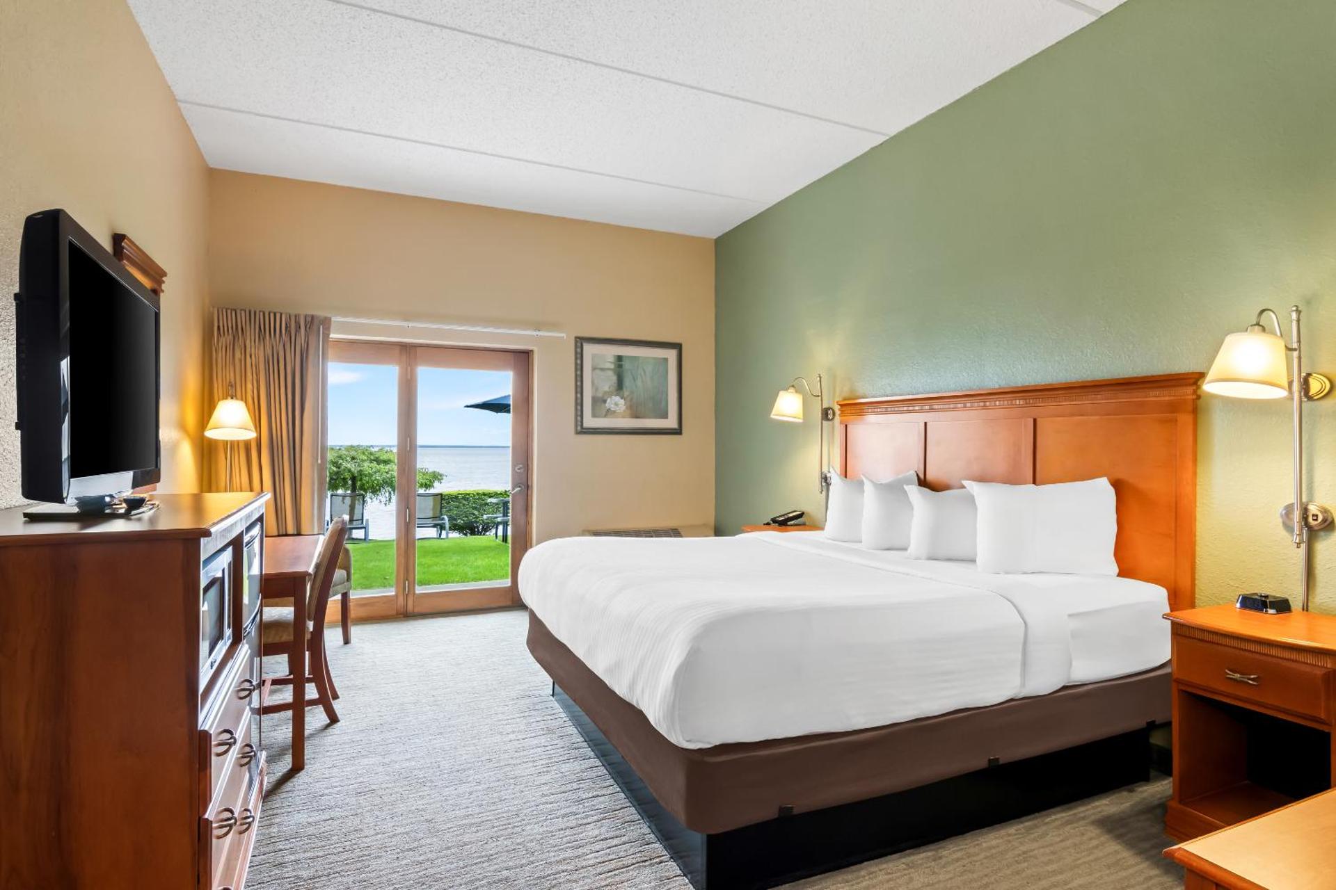 Beachfront Hotel Houghton Lake