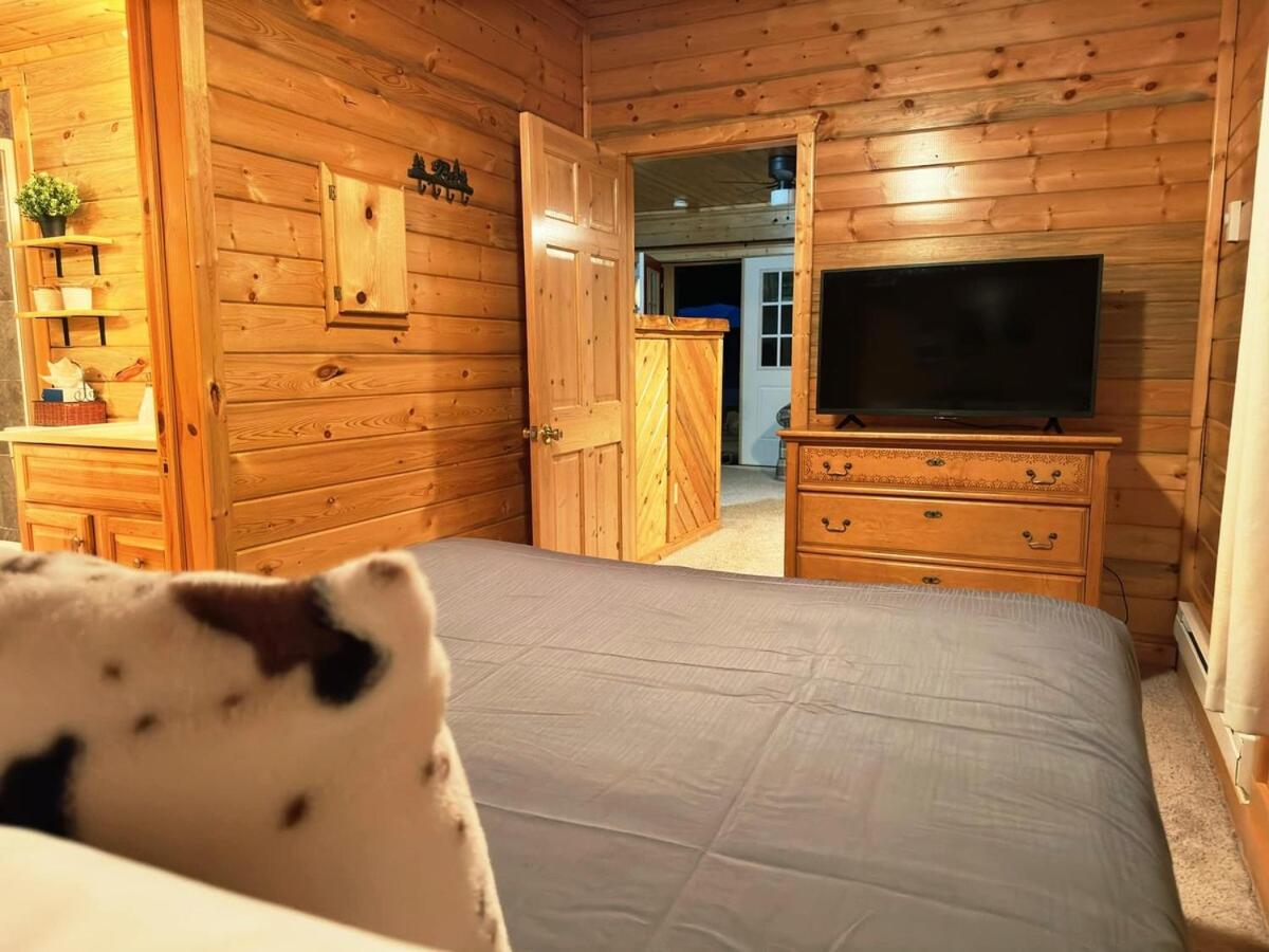 The Red Bears Den, Walk to River & Lake, In Town