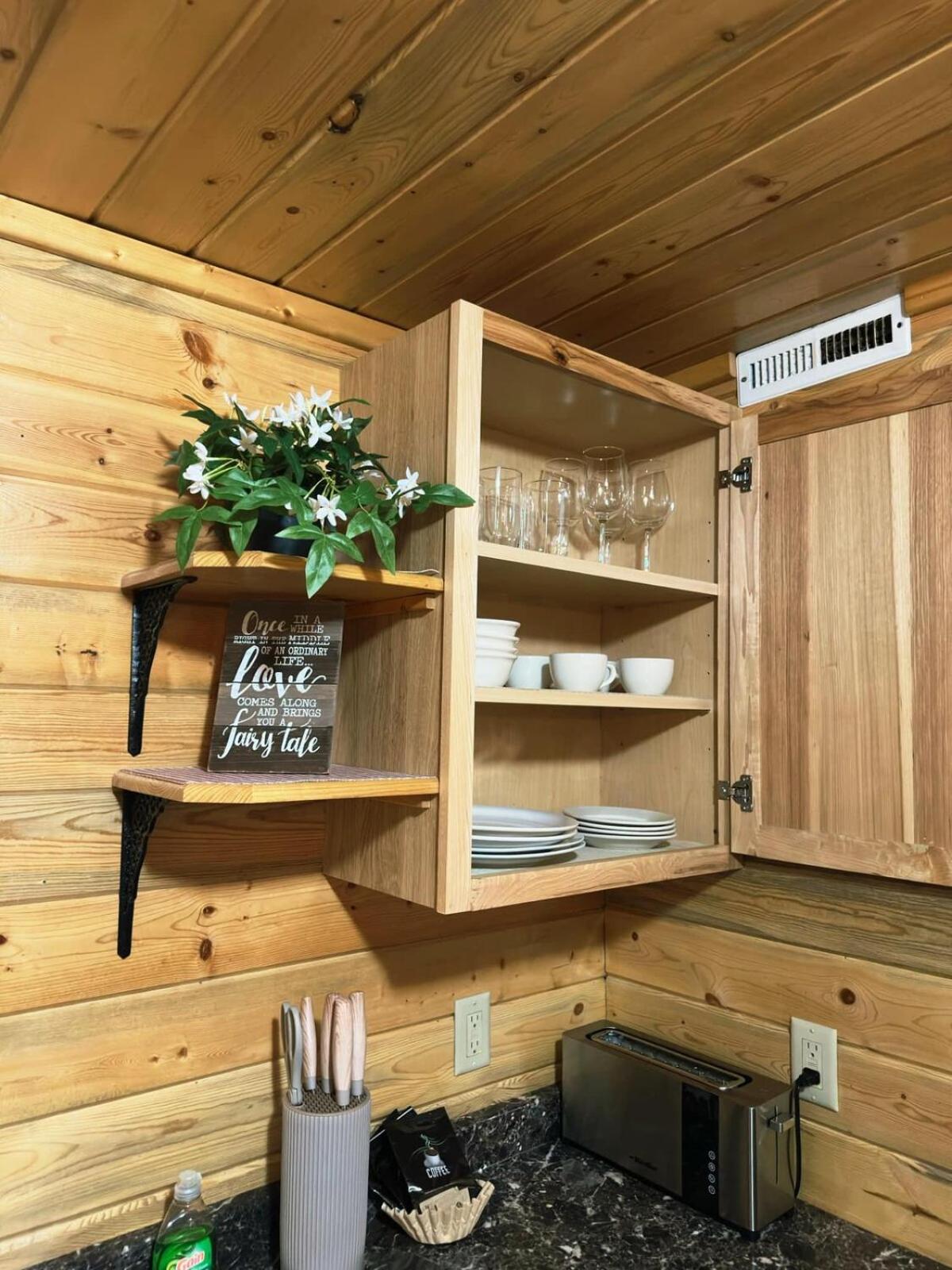 The Red Bears Den, Walk to River & Lake, In Town