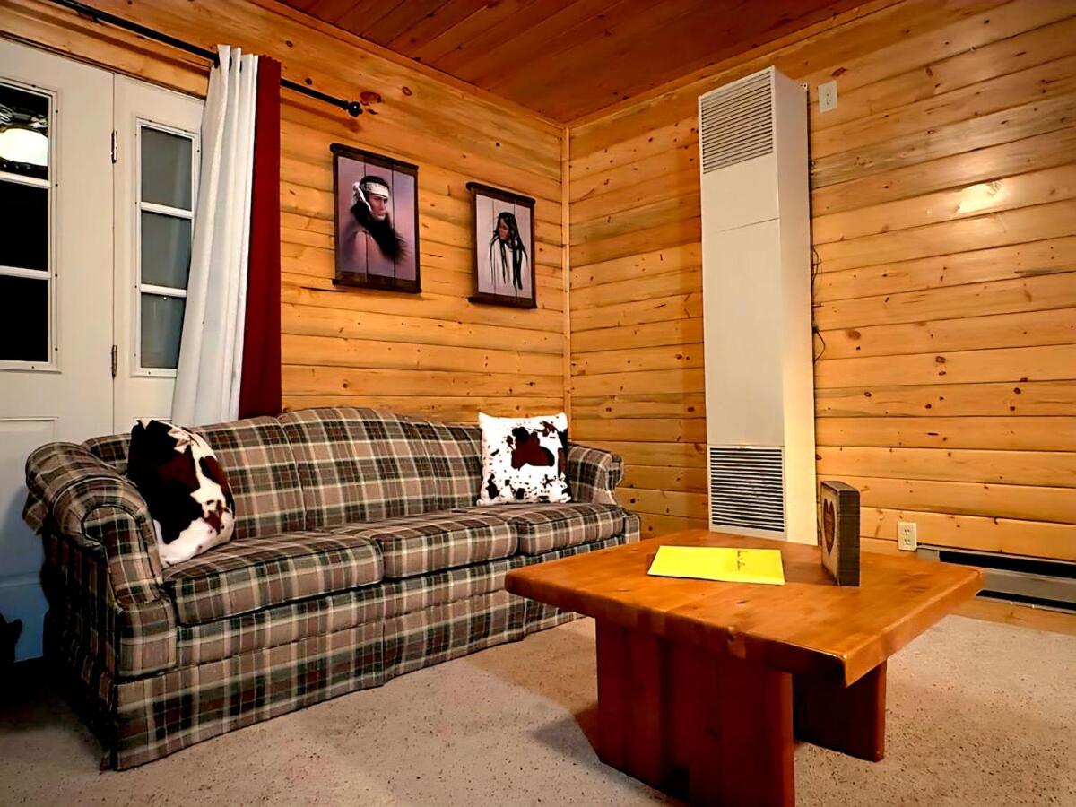 The Red Bears Den, Walk to River & Lake, In Town