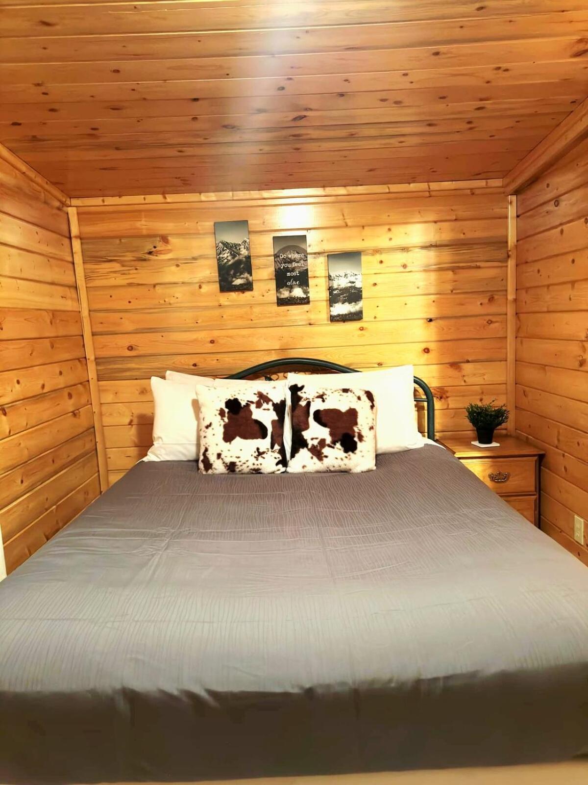 The Red Bears Den, Walk to River & Lake, In Town