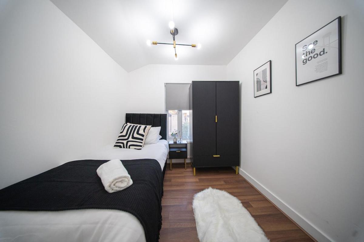 The Hampden House - Sleeps 7