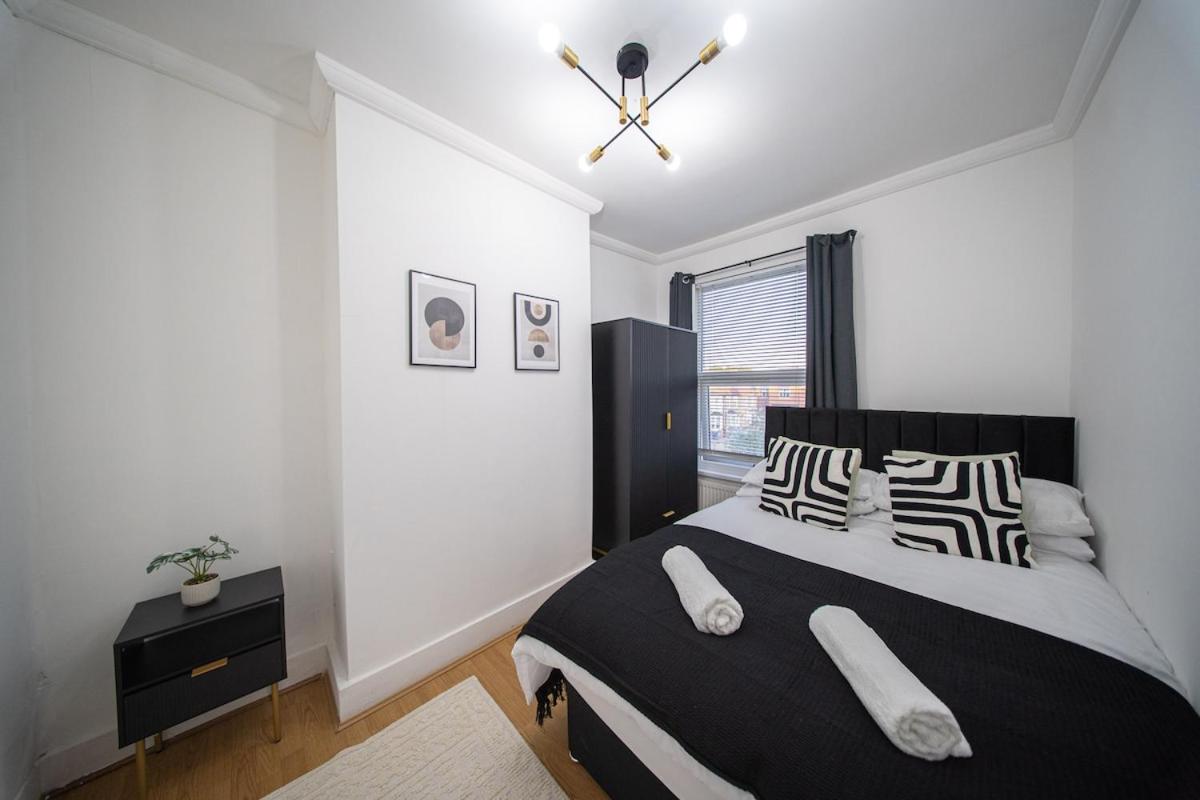 The Hampden House - Sleeps 7