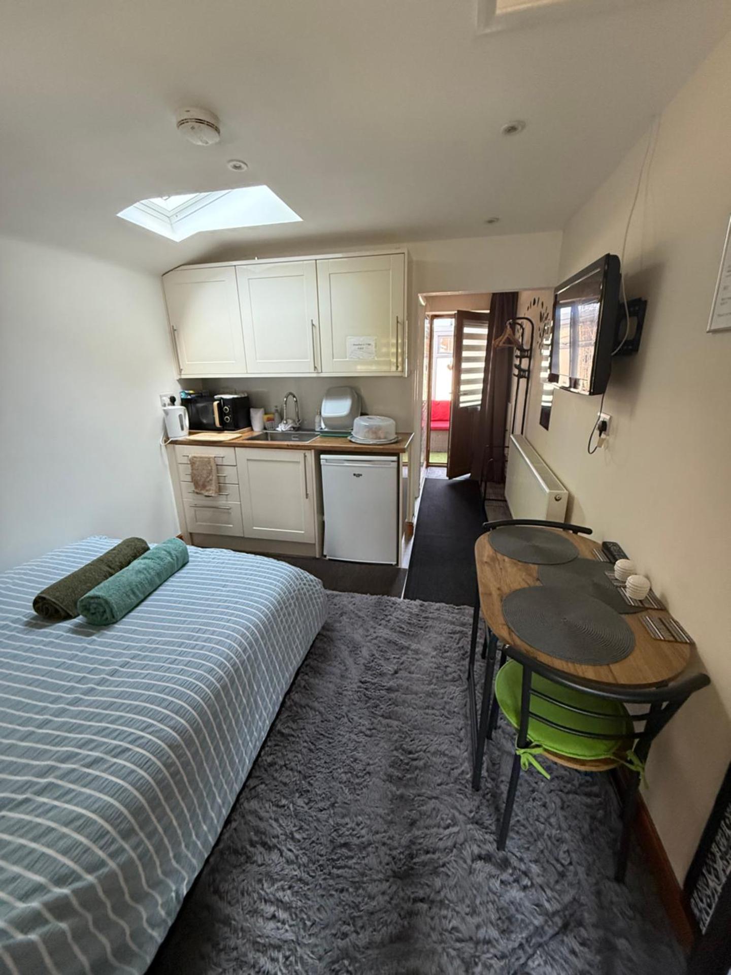 16 BENTLEY ROAD - Uttoxeter, ENTIRE HOLIDAY HOME, COSY ACCOMMODATION launched deform remainder