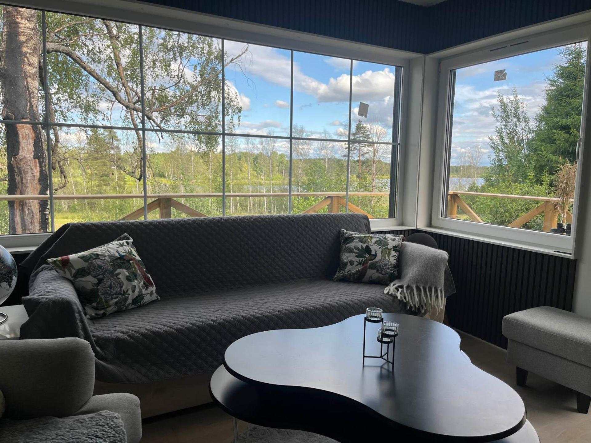 Modern Lakeside Hideaway