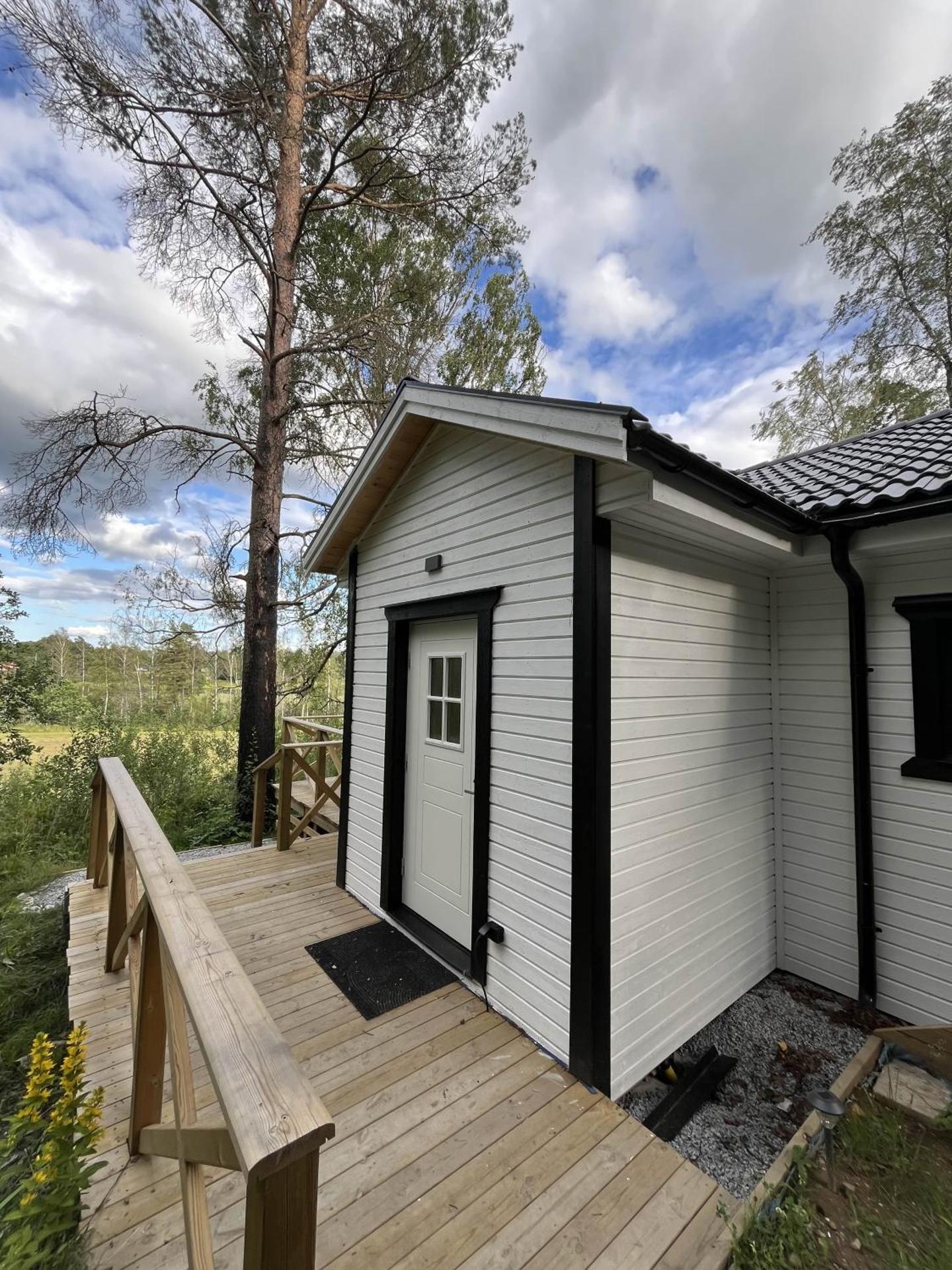 Modern Lakeside Hideaway