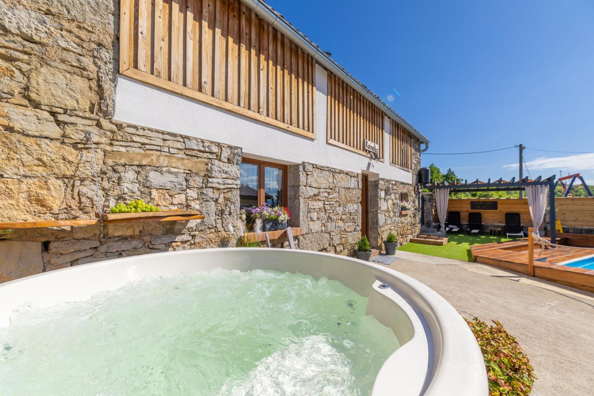 Old house Rustica with pool, jacuzzi and tavern - Valincic