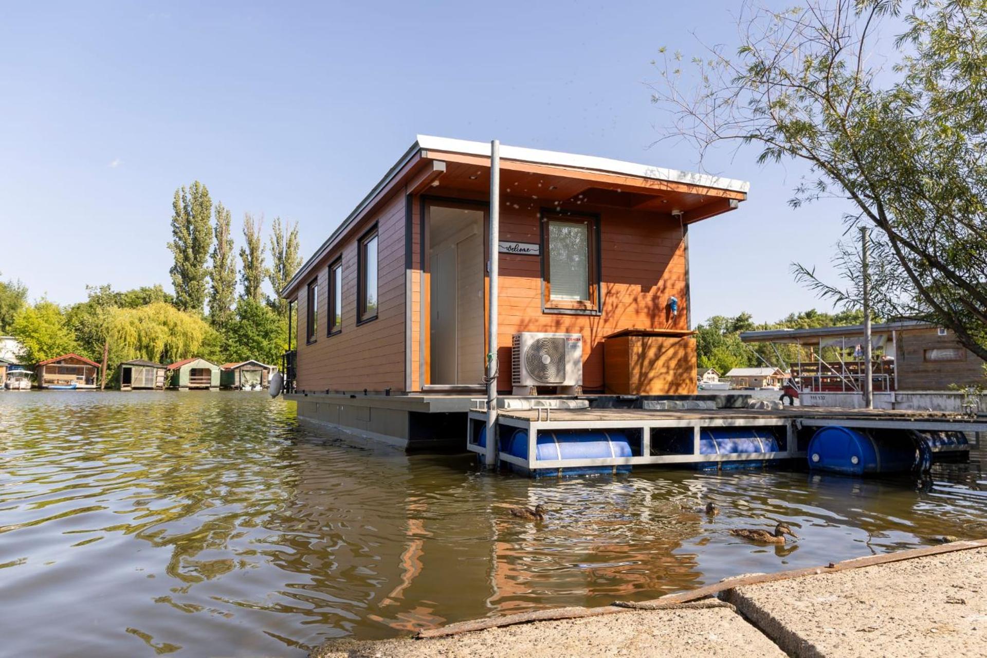Houseboat Daisy
