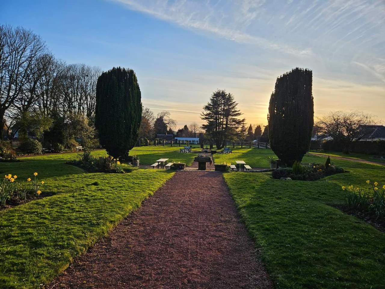 Quiet Street's Flat with free Parking near Town Centre