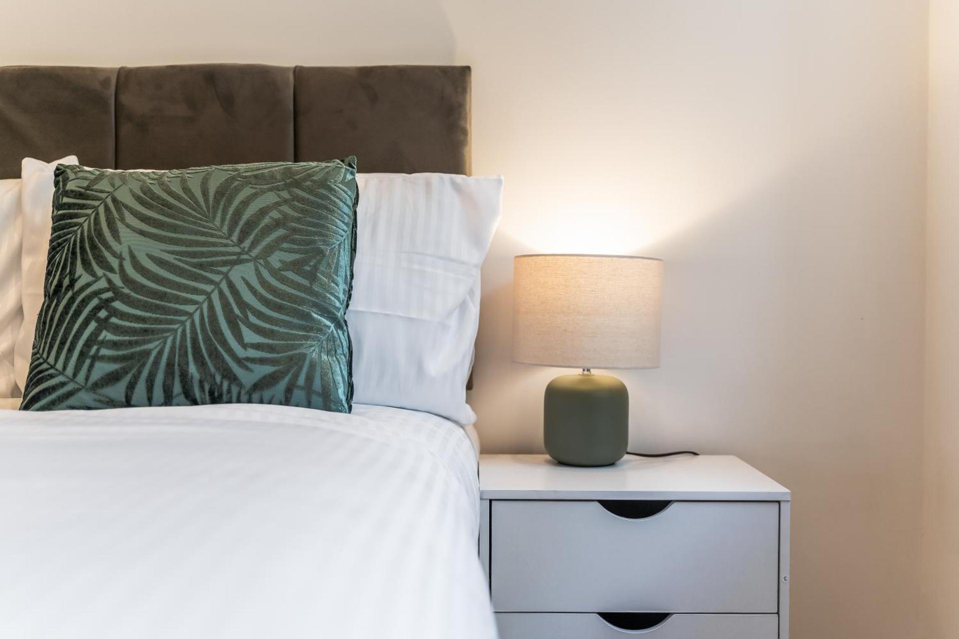 Modern Leeds city centre 2BR Apt - Sleep 8