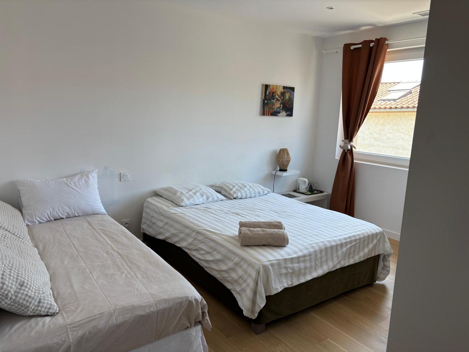 Chambre privée climatisé avec salle de bain partagée - Le Sable