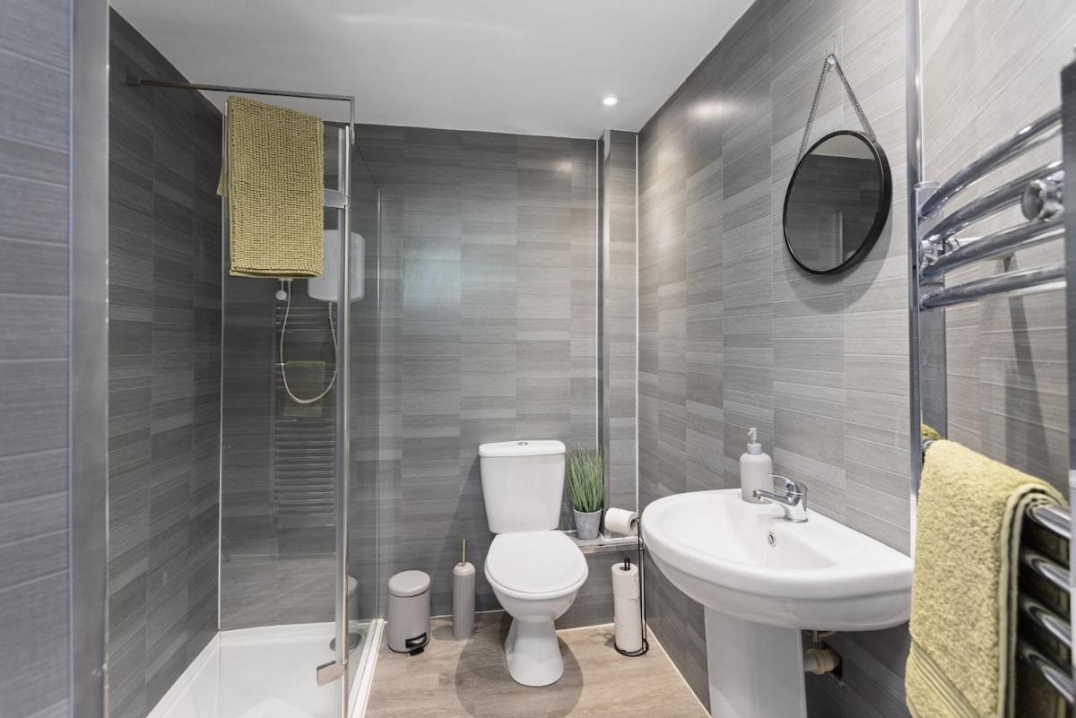 Sleek Canalside Stay in Edinburgh
