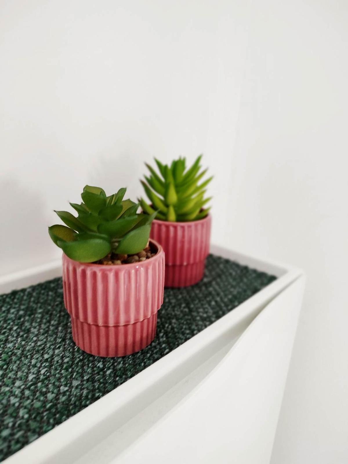 Flair Apartments 'FACHWERK & FLAIR' - Altstadt-Apartment 78 qm für Urlaub oder Geschäftsreise, Innenstadtlage, ruhig, modern, 900 m Bahnhof, 24 Std Check-in, WLAN, Streaming, Küche, Regendusche, 2 x Doppelbett, direkt am neuen Markt in der Altstadt