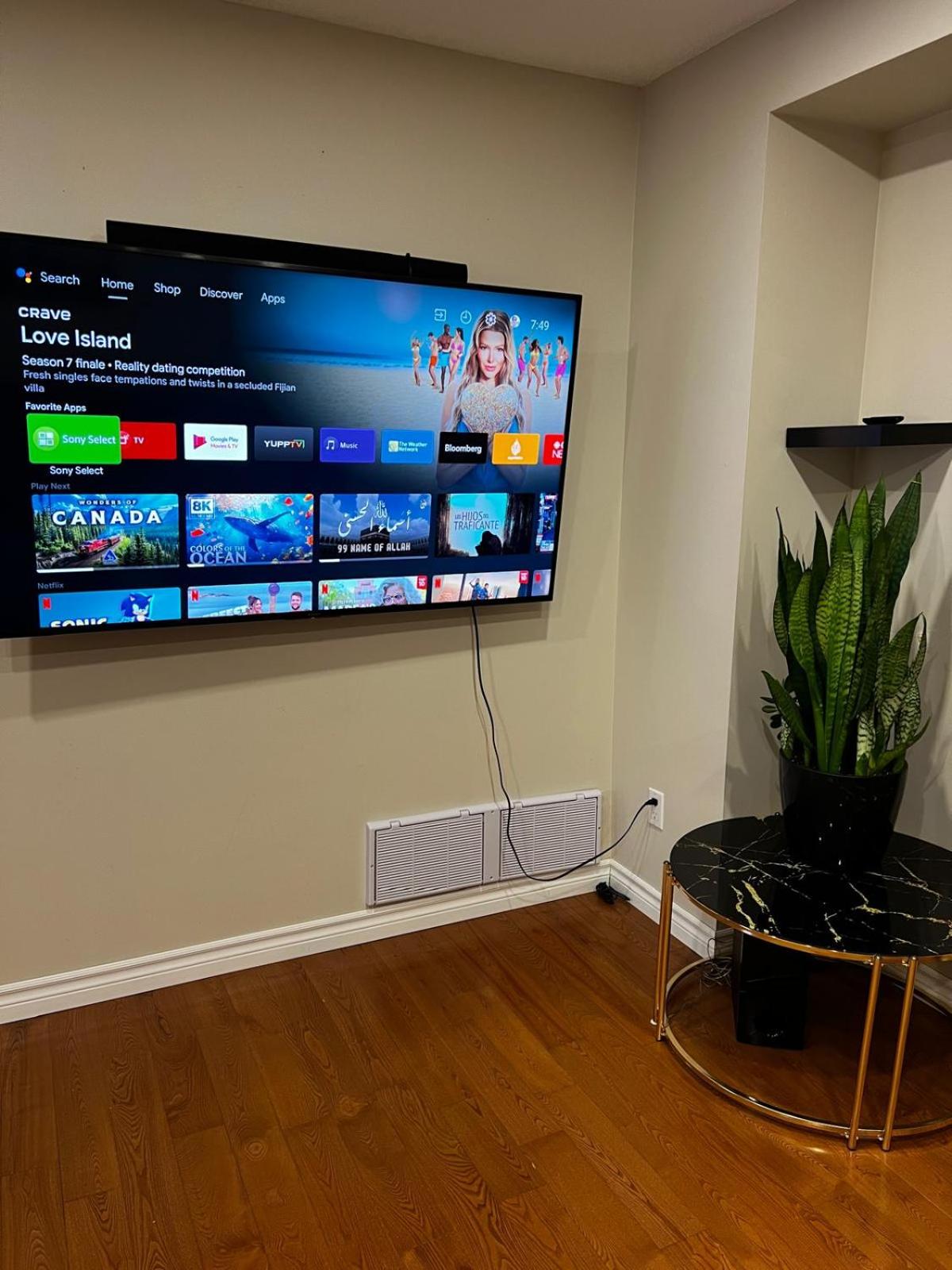 Three Bedrooms House in Mississauga with free parking Conveniently located with easy access to the airport downtown Toronto major malls and highways for a seamless stay