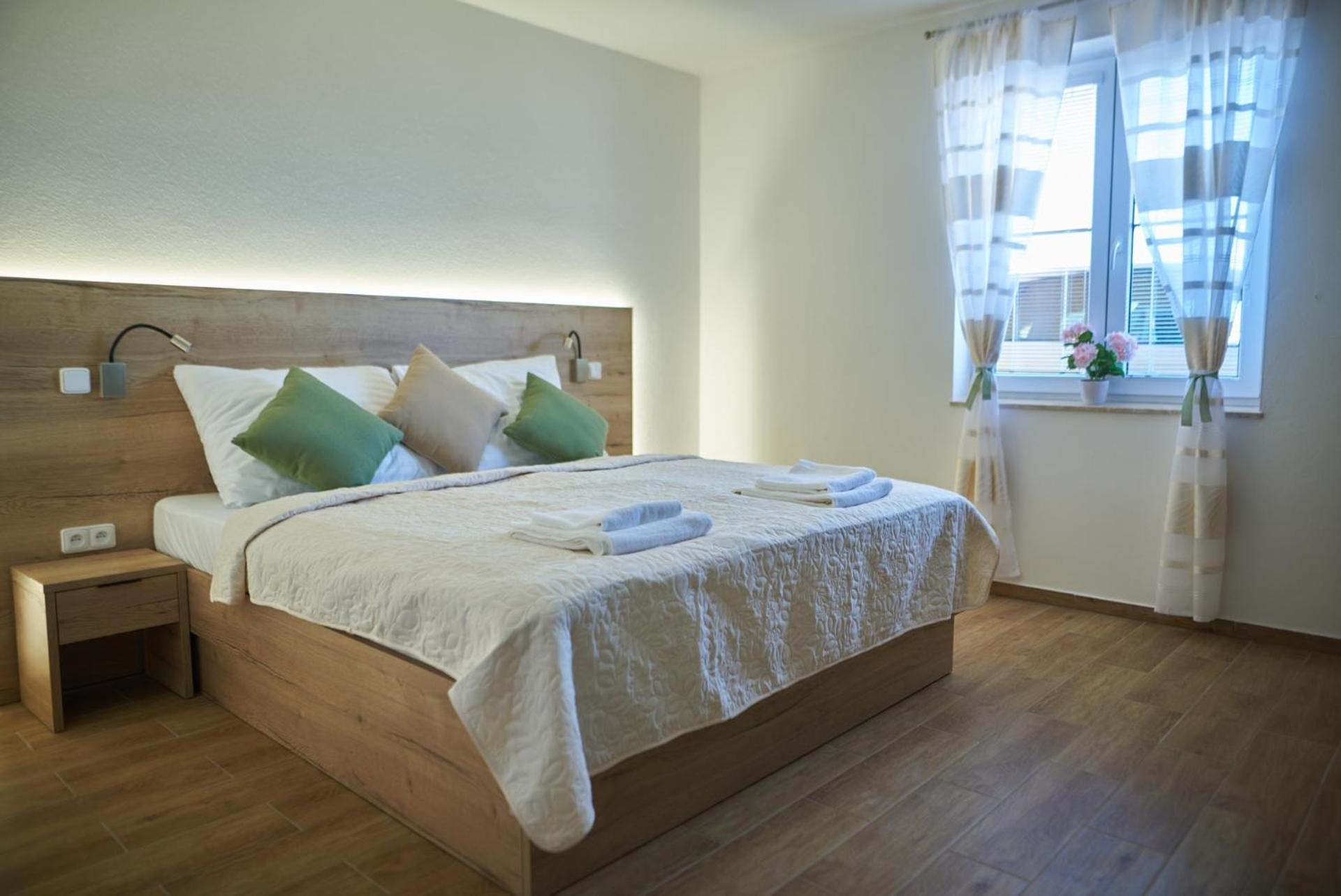 King Room with Roll-In Shower - Disability Access