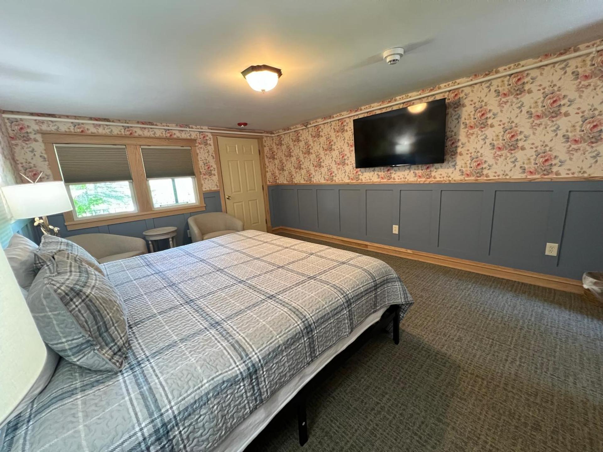 Queen Mountain View Room - Breakfast and Dinner Included