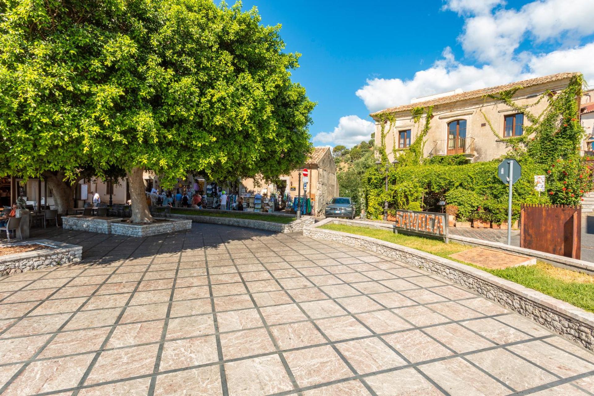 Pentefur Suite Savoca